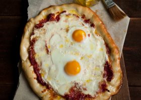 طريقة عمل بيتزا البيض المقلي واللحم المقدد