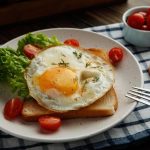 طريقة عمل بيض مقلي بالزعفران