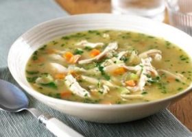 طريقة عمل حساء الدجاج الإيطالي بالخضار