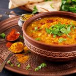 طريقة عمل حساء العدس بالكاري وجوز الهند مع السبانخ والحمص
