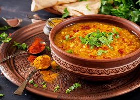 طريقة عمل حساء العدس بالكاري وجوز الهند مع السبانخ والحمص