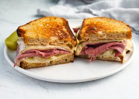 طريقة عمل ساندويتش الكورند بيف