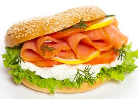 طريقة عمل ساندويش السلمون بالجبن الكريمي