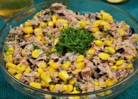 طريقة عمل سلطة التونة بالذرة والزعتر