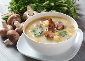 طريقة عمل شوربة المشروم بالبطاطس