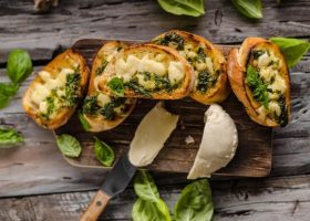 طريقة عمل الخبز بالثوم المشوي