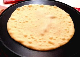 طريقة عمل خبز الصاج بالمقلاة