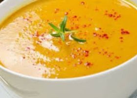 طريقة عمل شوربة العدس مع جوز الهند مع الثوم والكزبرة