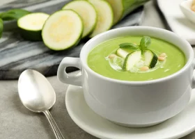 طريقة عمل شوربة الكوسة والنعناع