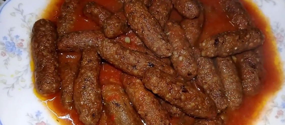 طريقة عمل كفتة أرز بصلصة الطماطم