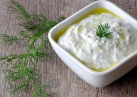 طريقة عمل لبنة بالثوم والاعشاب