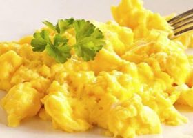 طريقة عمل البيض المقلي بالسمن البلدي والثوم