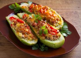 طريقة عمل شرائح لحم الكوسا بالجبن والثوم