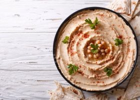 طريقة عمل سلطة حمص بالطحينة