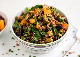 طريقة عمل سلطة الكينوا بالتين الطازج واللوز المحمص