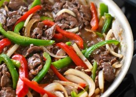 طريقة عمل شرائح اللحم بالبصل والفلفل