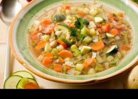 طريقة عمل شوربة الكوسا والجزر