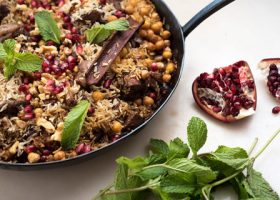 طريقة عمل أرز اللوتس مع حبات الرمان والمشروم المشوى