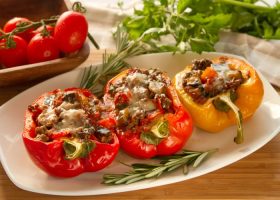 طريقة عمل فلفل رومي محشي بالأرز واللحمة المفرومة