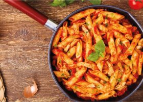 طريقة عمل باستا البطاطا الحلوة بصلصة الطماطم والريحان