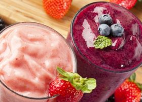 طريقة عمل سموثي المانجو بالفراولة والتوت