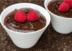 طريقة عمل مهلبية الشوكولاتة بالفراولة