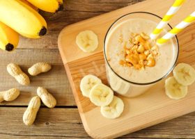طريقة عمل سموثي العسل والموز للأطفال