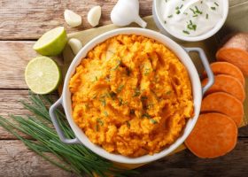 طريقة عمل بطاطا مشوية بالكريمة والمشروم