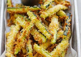 طريقة عمل قطع الكوسه المقليه بفتات الخبز وصوص اللبنه