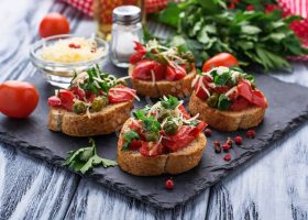 طريقة عمل مقبلات الخبز والطماطم