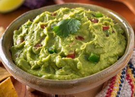 طريقة عمل صلصة الأفوكادو بالليمون والثوم