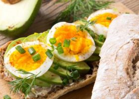 طريقة عمل توست بالبيض المسلوق والأفوكادو