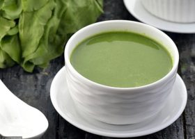 طريقة عمل شوربة السبانخ الطازجة الصحية