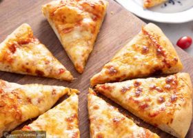 طريقة عمل بيتزا البرتقال المجفف بالجبنة العتيقة بصوص العسل