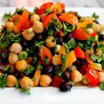 طريقة عمل سلطة الحمص مع الخضار