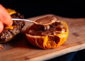 طريقة عمل برجر الجزر و الباذنجان بصوص الثوم الأسود