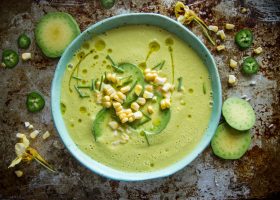 طريقة عمل شوربة الافوكادو الباردة مع صوص الفلفل الأحمر المدخن