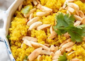 طريقة عمل أرز الكينوا بالكركم والعدس الأصفر مع شرائح التين