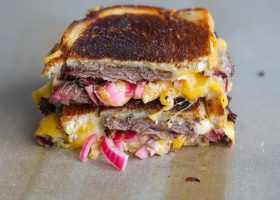 طريقة عمل ساندويش اللحم المدخن بالجبنة الذائبة