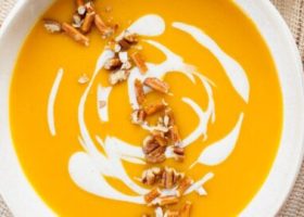 طريقة عمل شوربة التفاح الاخضر والزنجبيل مع لمسة القرفة