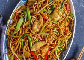 طريقة عمل شوربة الاندومي بالخضار