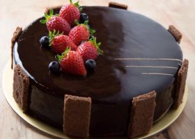 طريقة عمل كعكة الفراولة بشوكولاتة الفراولة