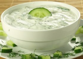 طريقة عمل صلصة الزبادي بالخيار والنعناع