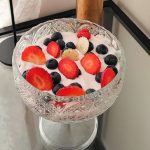 طريقة عمل سلطة الفاكهة مع الزبادي اليوناني