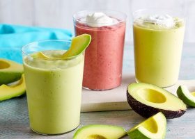 طريقة عمل عصير الخوخ والتوت والأفوكادو