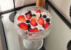 طريقة عمل سلطة الفاكهة مع الزبادي اليوناني