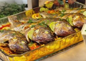 طريقة عمل سمك مشوى بصوص التوت البرى والروزماري الطازج