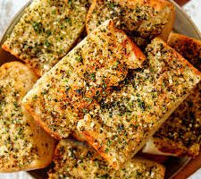 طريقة عمل الخبز المحمص بالثوم والزيتون