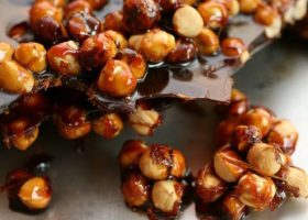 طريقة عمل حلوى البندق المكرمل بصوص القهوة العربية