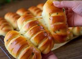 طريقة عمل مخبوزات الجزر بالكركم والزنجبيل مع صوص التوفى